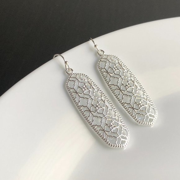 NEW Oval Filigree Earrings (silver) - Picture 4 of 7